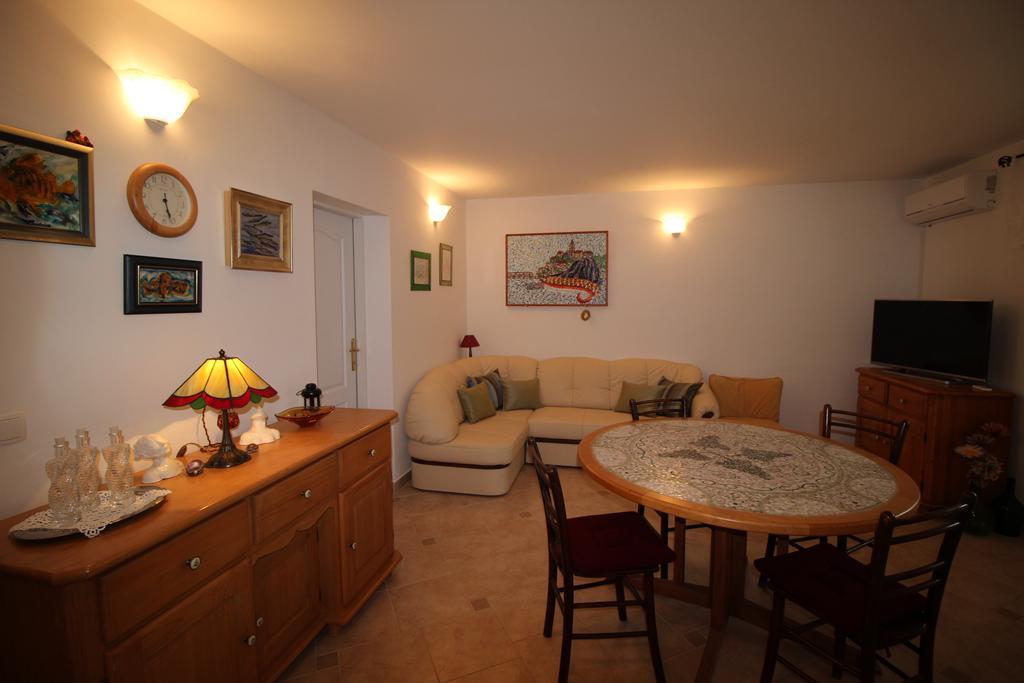 Megi1 Apartment Vrbnik Bilik gambar